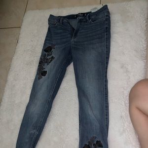 Hollister‘s skinny jeans embroidered flowers